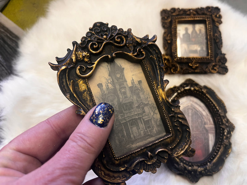 Witchy Antiqued Frame Lot 001